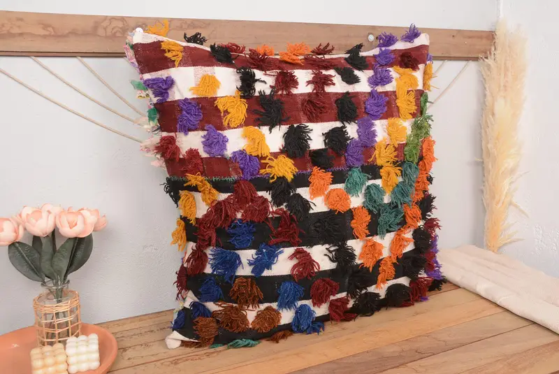 Rotes Kelim-Wurfkissen mit geometrischem Muster, Vintage-gesticktes Kissen