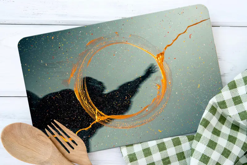 モダンな抽象デザインの現代的な黄色のガラスまな板