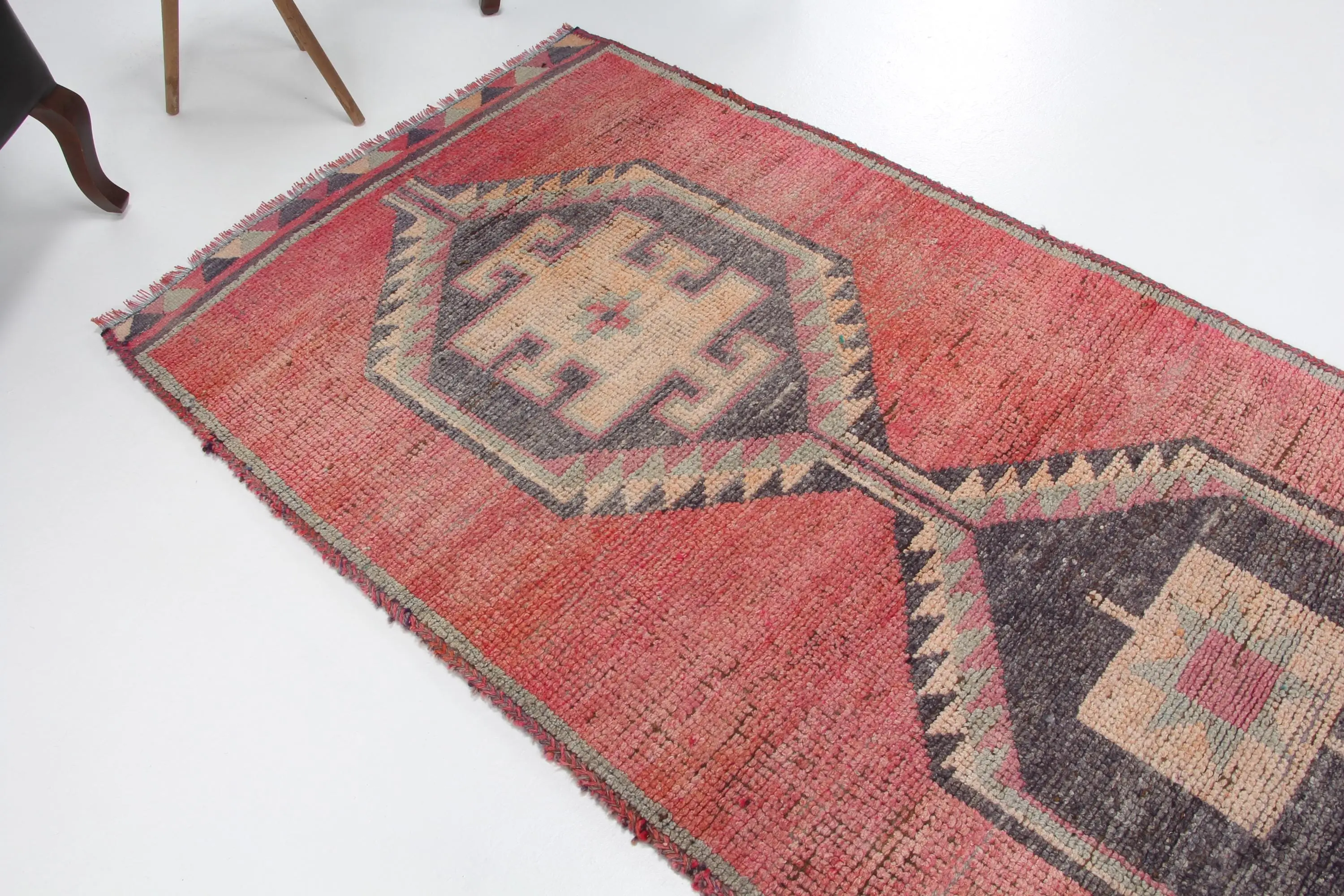 Türkischer Vintage-Teppich, 3,6 x 10,9 Fuß großer Teppich, rot karierter Wollteppich - 1