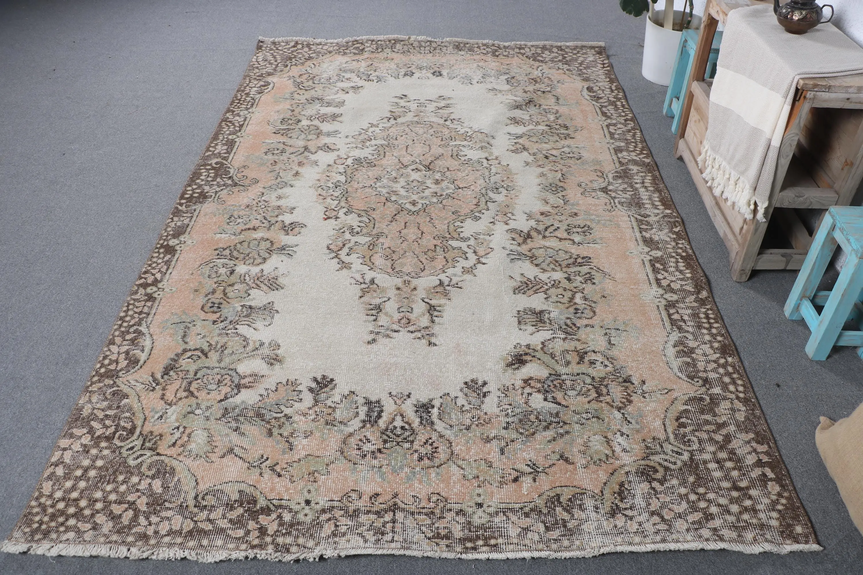 5,6x8,7 ft Vintage Teppich, türkischer großer Teppich, brauner Wollteppich mit Tiermuster - 1