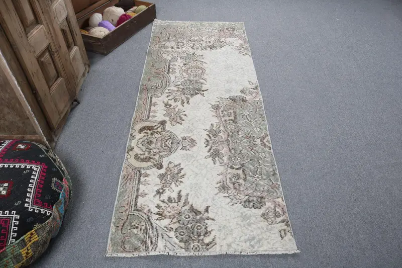 Türk Yolluk Halısı, 2.7x7.1 ft Vintage Halı, Gri Çiçekli Yün Halı - 1