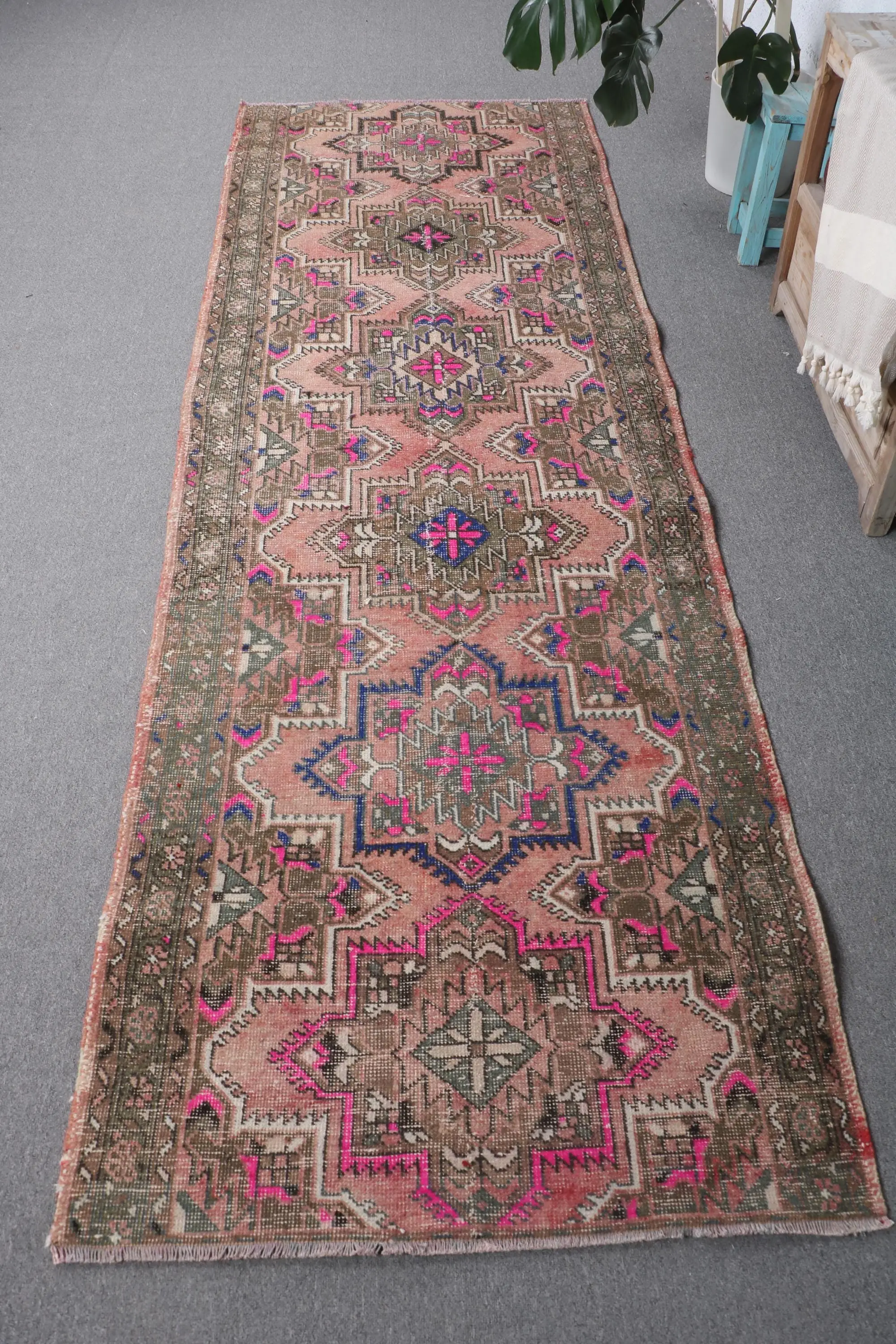 Alfombra turca vintage, alfombra corredor de 3,2x9,9 pies, alfombra con borde rosa rojo - 1