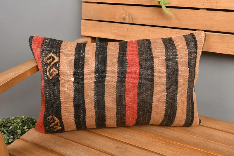 ブラウンとレッドのストライプのクッション、刺繍入りの長方形の枕