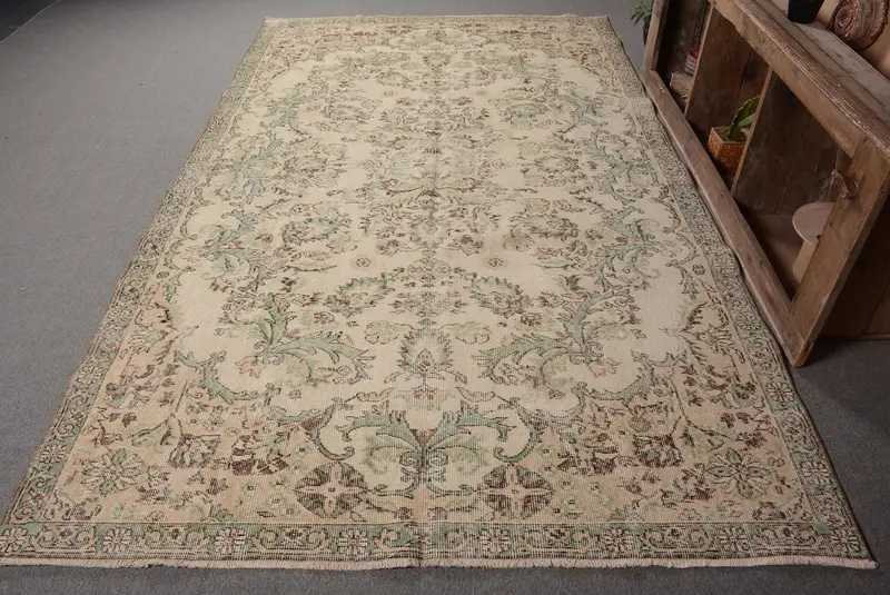 Elegant 6,2x10,2 ft Beige Rug, Floral & Paisley Design