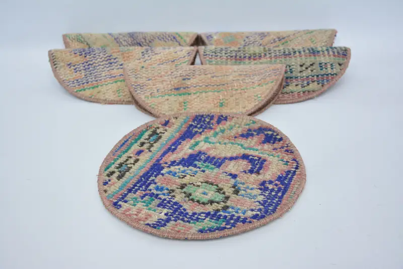 Elegantes manteles individuales azules y beige, decoración de cocina premium