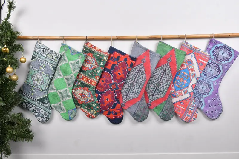 Patrón de adornos navideños coloridos, calcetín navideño de 7 pulgadas de ancho