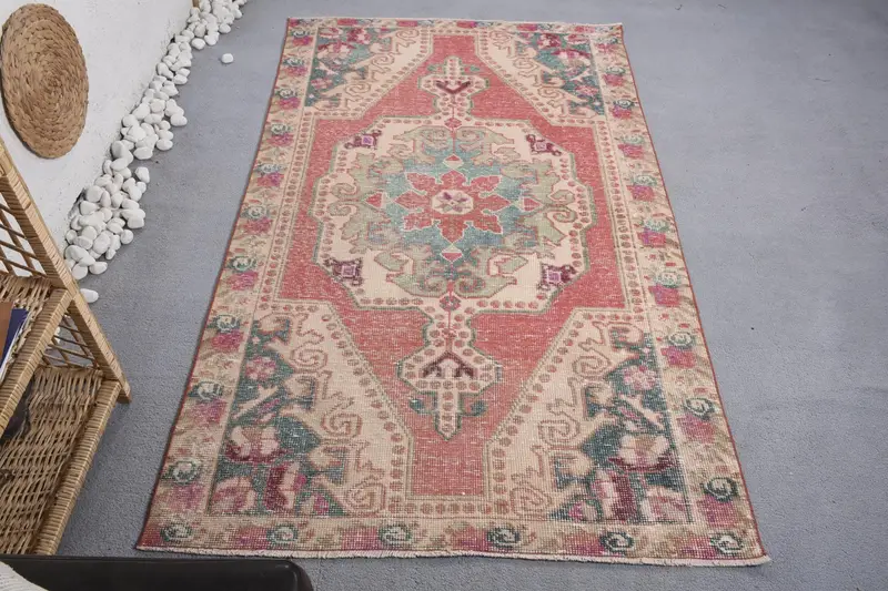 レッドアニマルプリントラグ、4.2x6.8フィート、グリーンアクセント付き