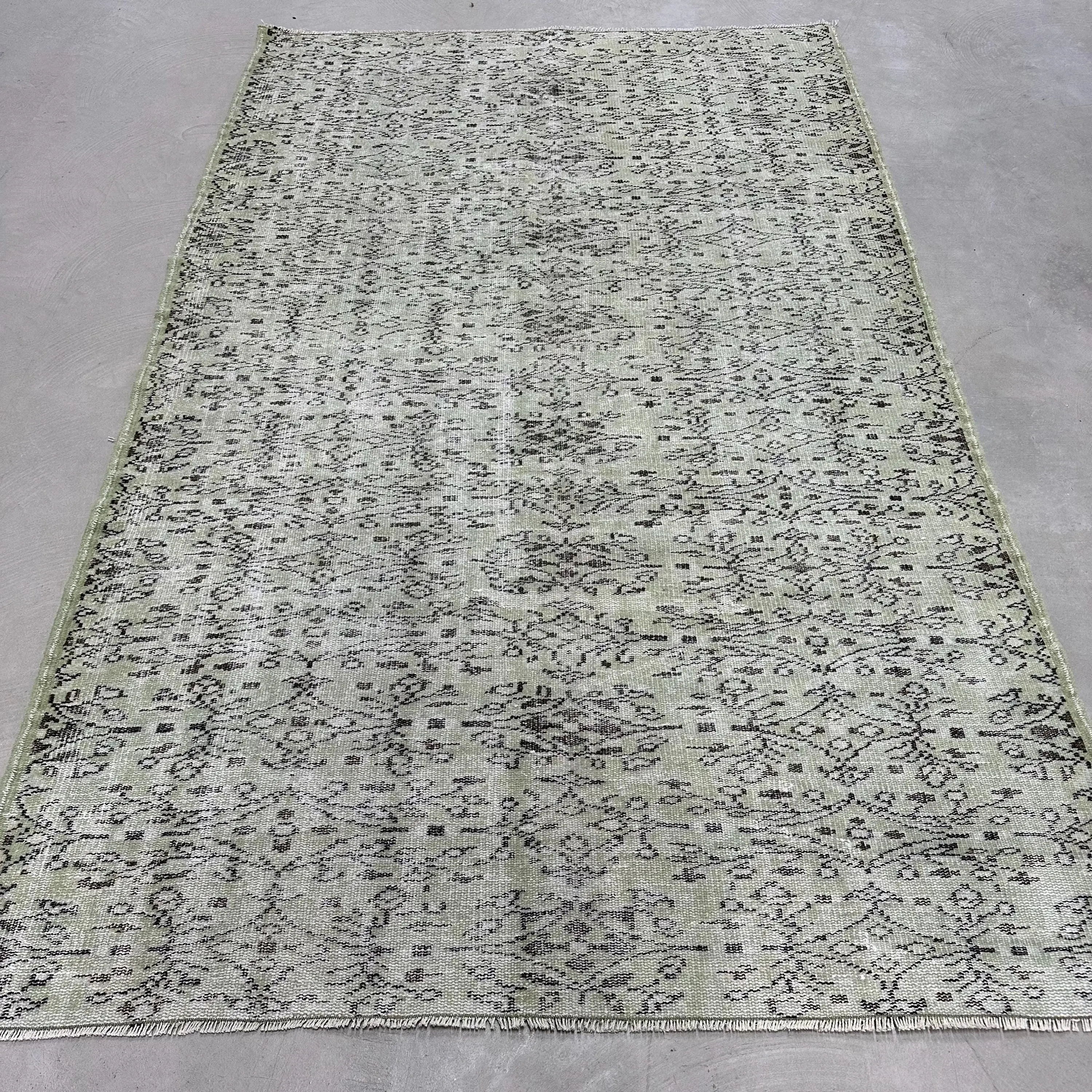 Alfombra turca vintage, alfombra grande de 5,3x8,4 pies, alfombra de plantas y árboles grises y negros - 1