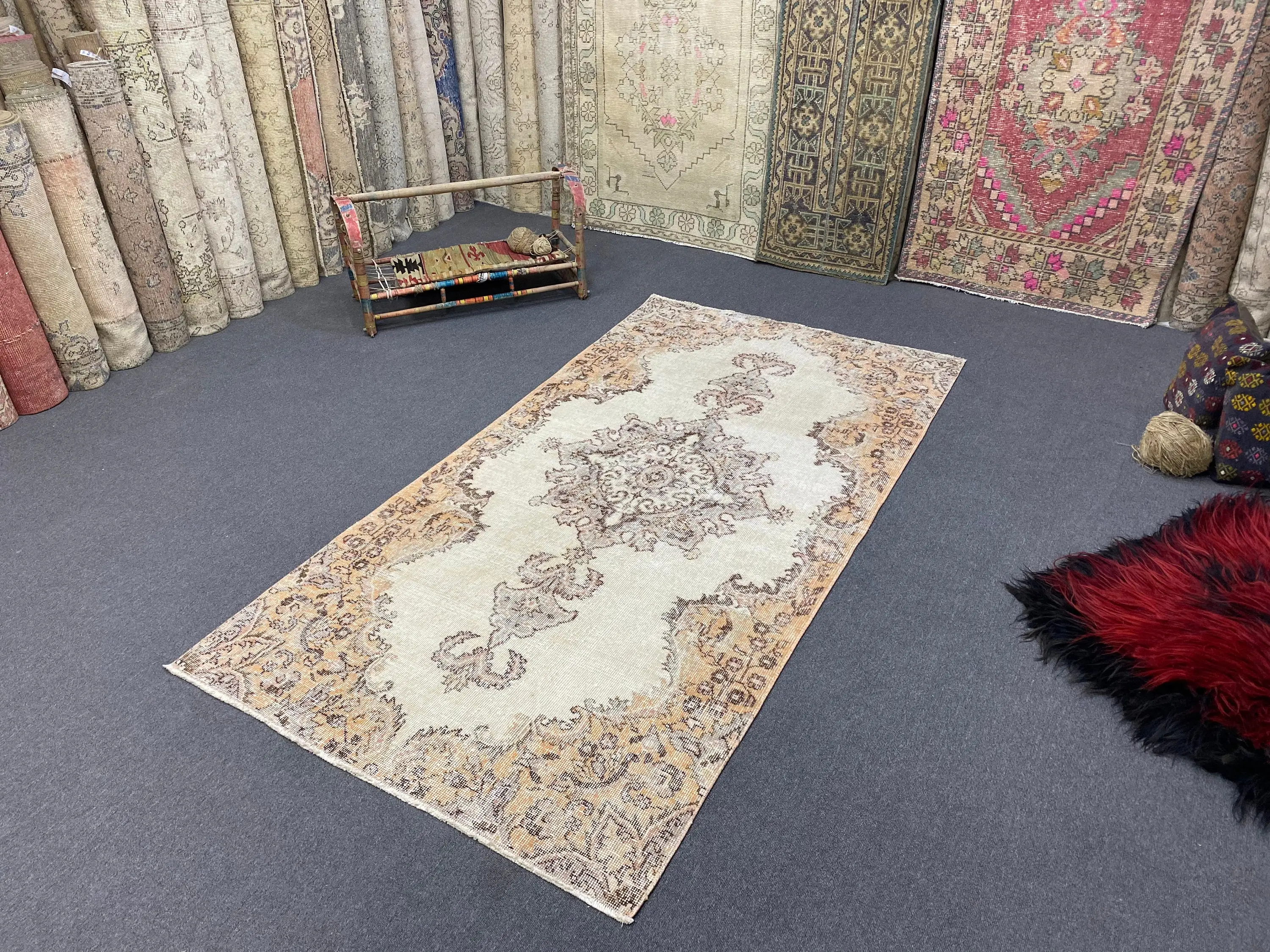 3,7x7,2 ft türkischer Teppich, Vintage-Teppich, braun-weißer Blumenteppich - 1