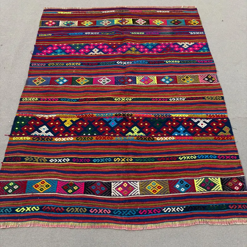 Kırmızı ve Mavi Puantiyeli Halı, 4x6 ft Şık Dekor