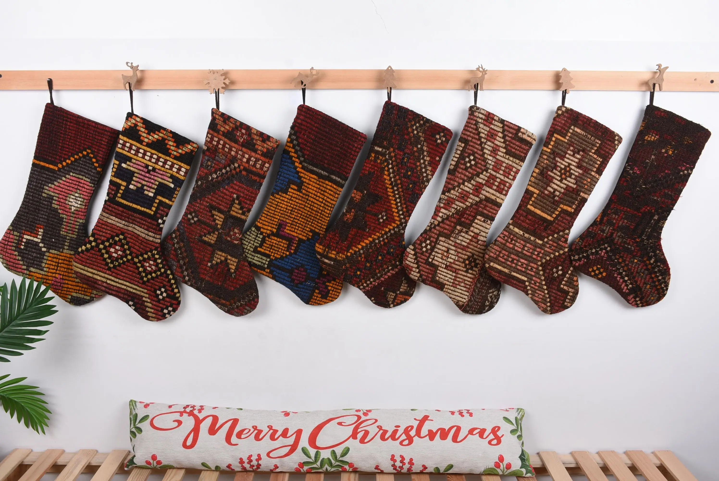 Kahverengi Süslemeli Kırmızı Noel Çorabı, Şenlikli Tatil Dekoru - 1