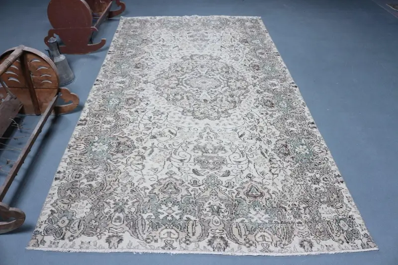 Alfombra turca vintage grande de 5,3x10 pies (163x304 cm), alfombra Oushak con bordes grises - 1