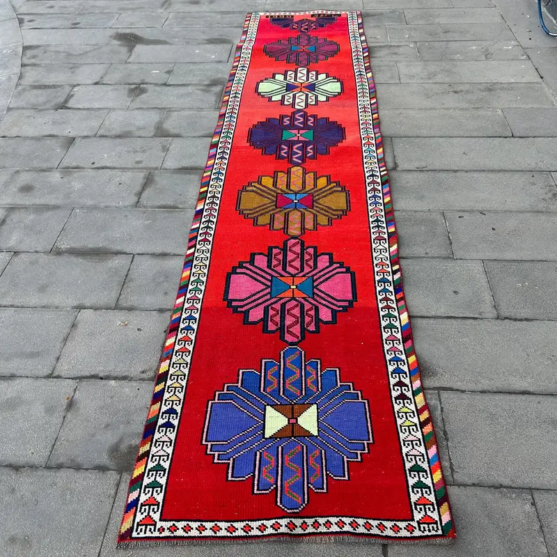 Türkischer Vintage-Teppich, 2,7x12,4 ft Herki-Teppich, Teppich mit rotem Läuferrand - 1