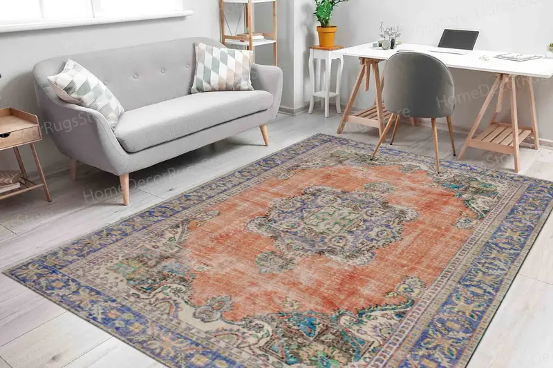 エレガントなプリントラグ：オレンジのエスニック花柄デザイン