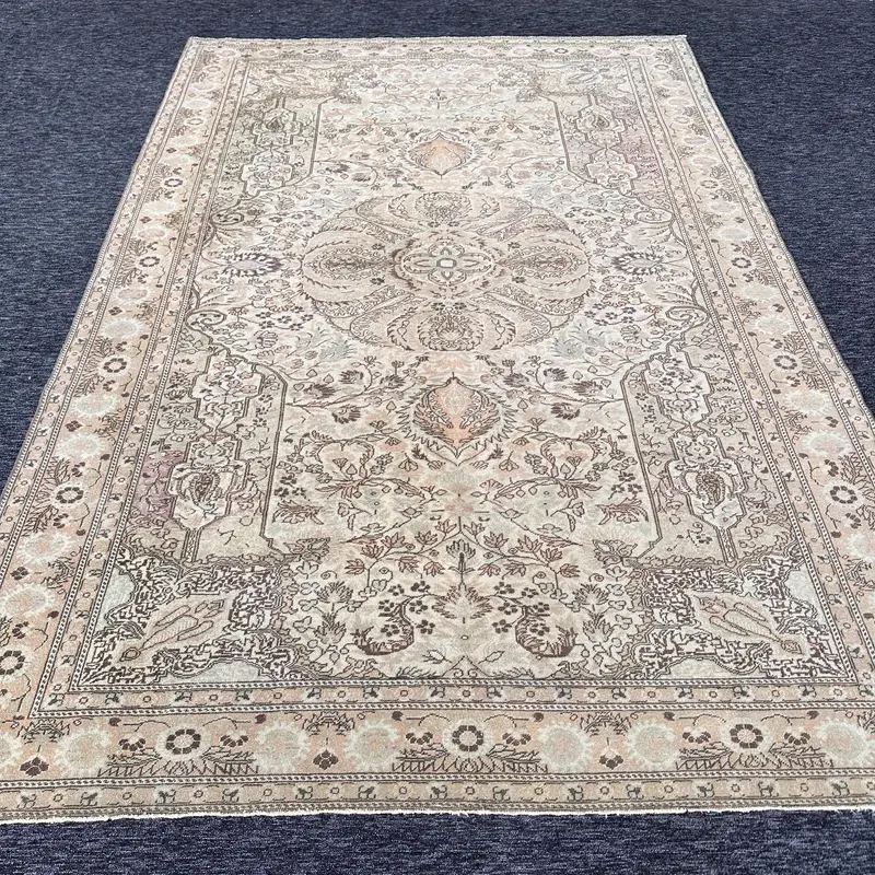 エレガントなベージュのモロッコ風ラグ、0.5x9.5フィート、オレンジのアクセント付き