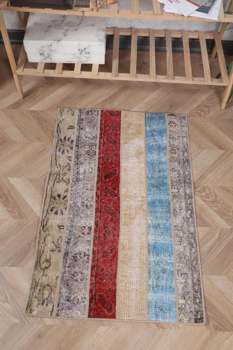 2,1 x 3,1 Fuß großer Teppich in Beige und Rot, gepunktetes Muster