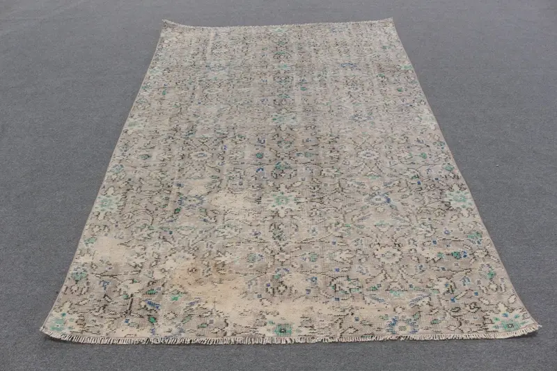 5.2x7.5 フィート ベージュ イカット ラグ、エレガントなブルーのアクセント