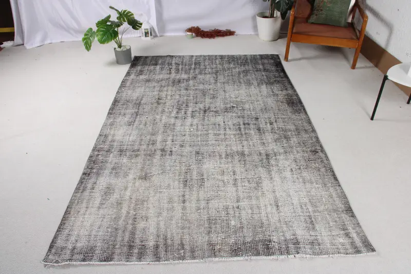 4,9 x 7,6 Fuß großer Vintage-Teppich, türkischer Teppich, grau-schwarzer floraler Wollteppich - 1