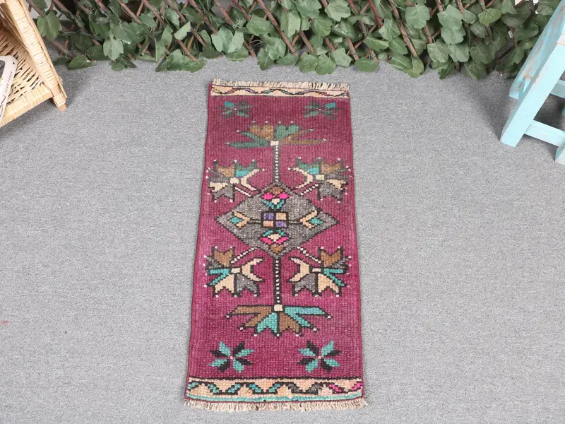 Lila Blumenteppich, 1,2 x 2,6 Fuß, eleganter grüner Akzent