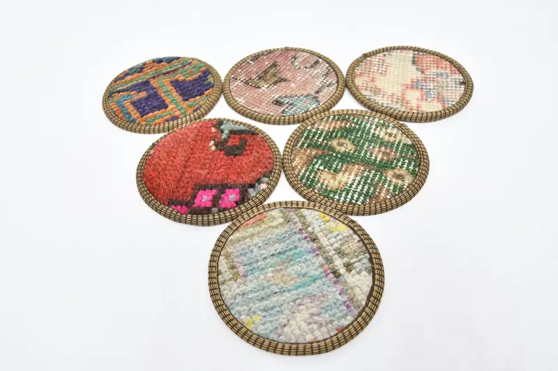 Elegantes posavasos rojos y bronce, almohadillas para bebidas premium