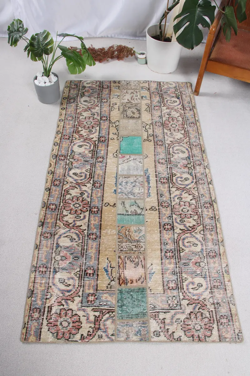 Alfombra beige y morada, 9x1,5m con diseño geométrico a rayas