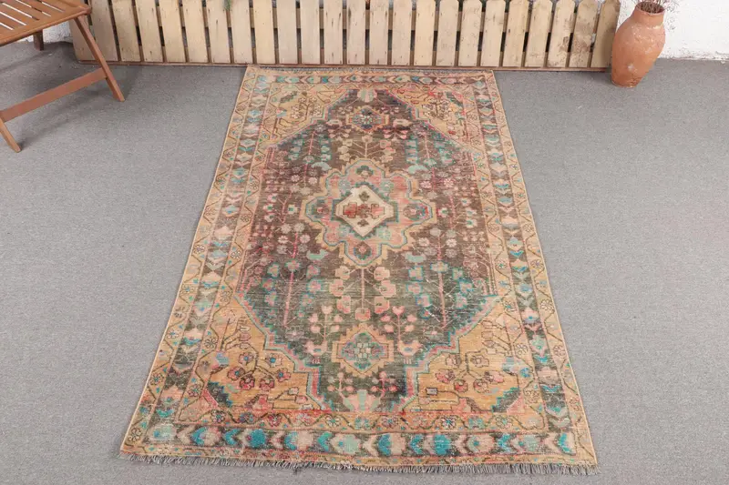 Alfombra marrón y amarilla hecha a mano, patchwork de 4,1x6,6 pies