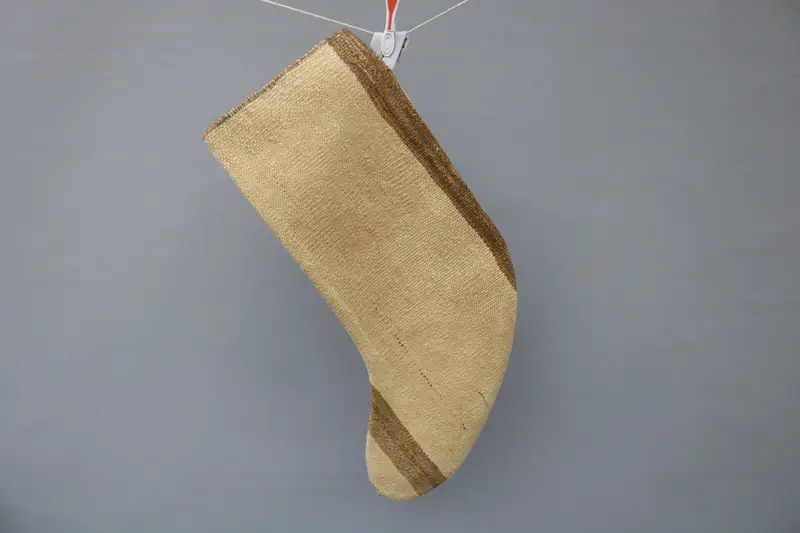 Zarif Bej ve Kahverengi Noel Süsleri Çorabı, Şenlikli Tatil Dekoru