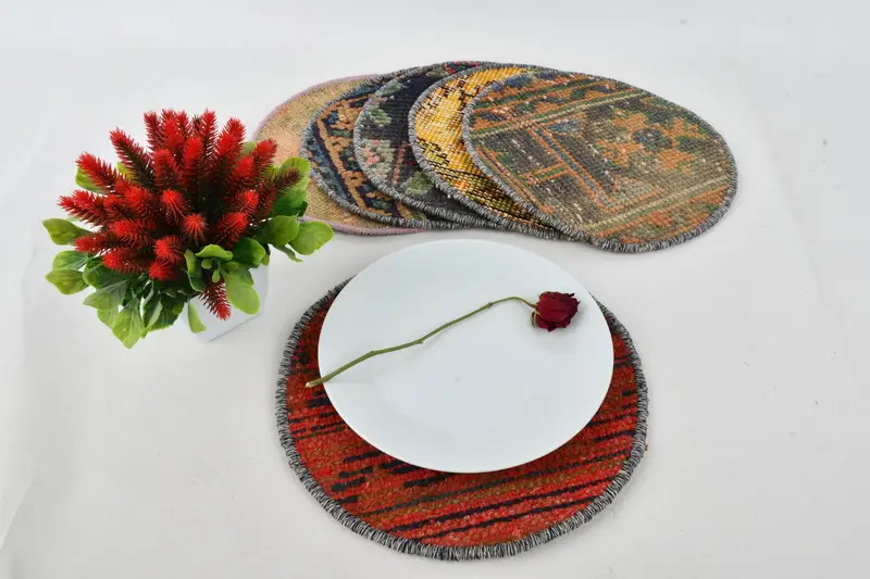 青と赤のキリム プレースマット セット、スタイリッシュなテーブル装飾