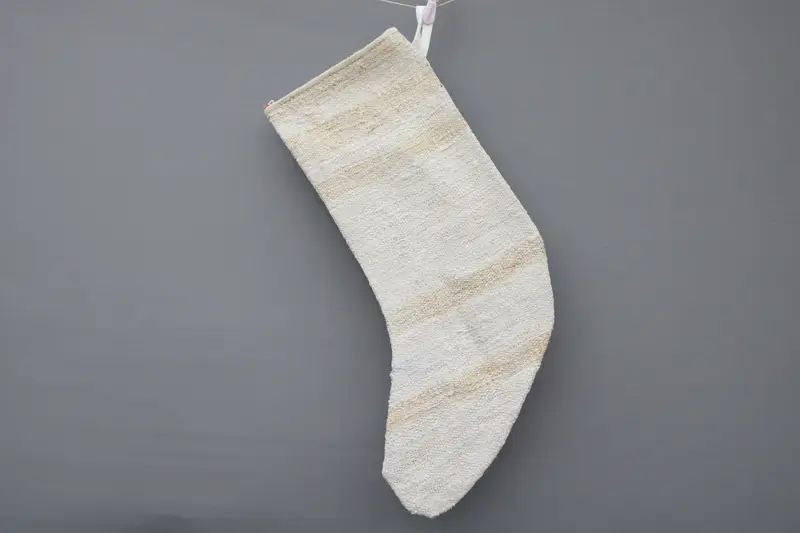 Medias navideñas beige con adornos blancos, medias festivas