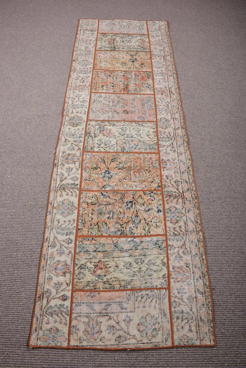 Türkischer Läuferteppich 2,4 x 7,9 Fuß (74 x 240 cm), Oushak-brauner Vintage-Teppich mit Tiermuster - 1