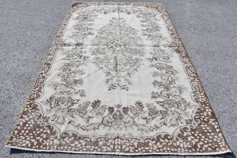 Türk Halısı, Büyük 5.5x9 ft Vintage Halı, Kahverengi Beyaz Hayvan Baskılı Yün Halı - 1