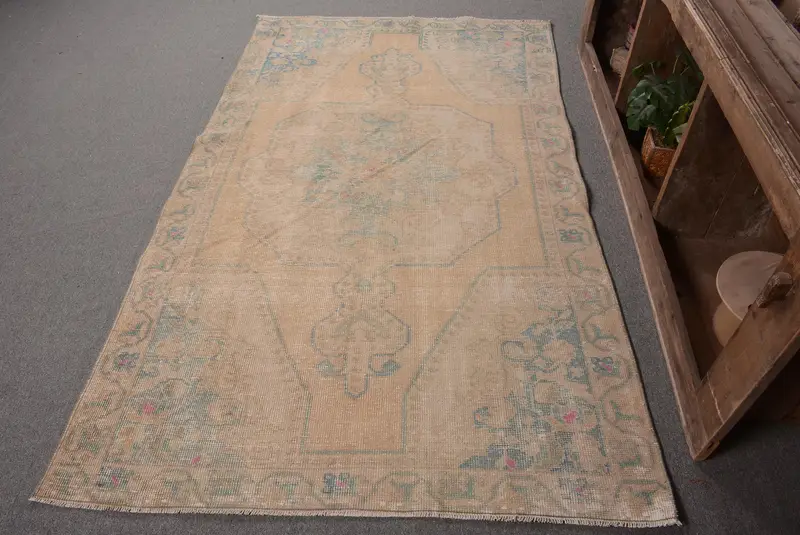 エレガントなベージュ & ブルー イカット ラグ、137x216 cm