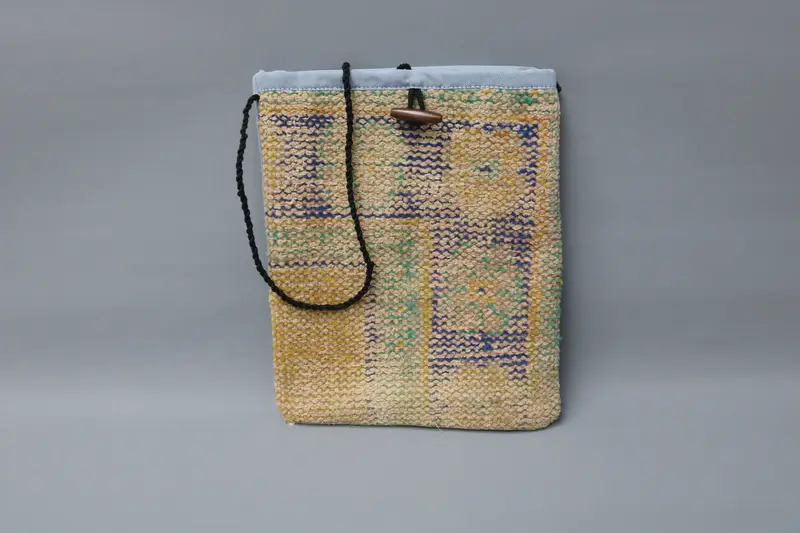 調節可能なストラップ付きキリムバッグ、ヴィンテージモチーフのウールクロスボディバッグ