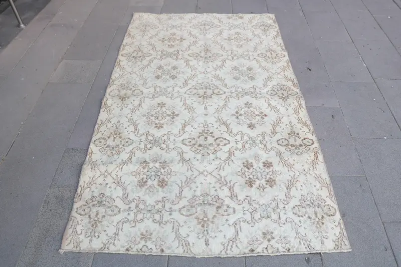 Türkischer Vintage-Teppich 3,9 x 6,6 Fuß (118 x 200 cm), Oushak Weißbrauner Ombré-Teppich - 1