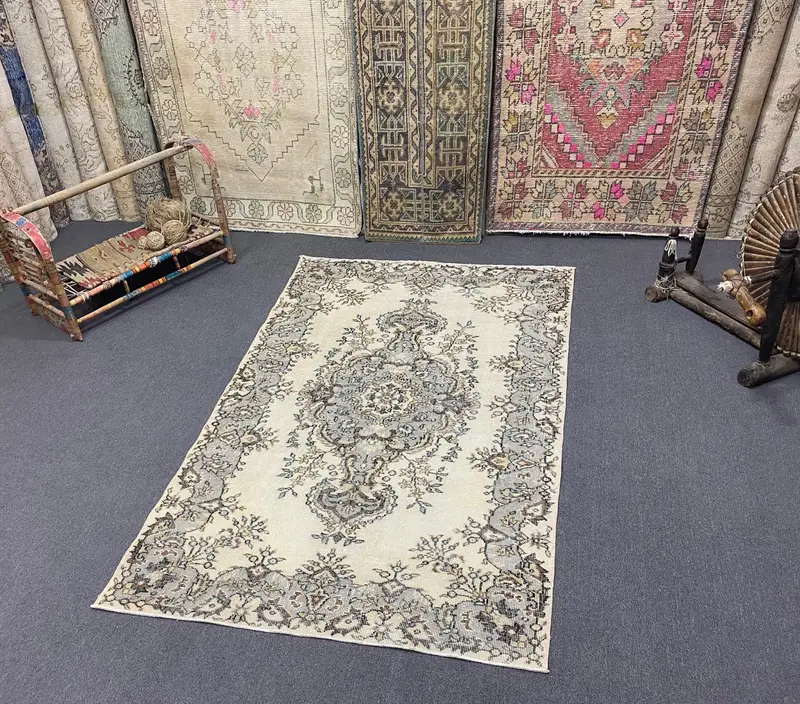 Grauer, beigefarbener Blumenteppich, 3,8 x 6,6 Fuß, elegantes Dekor