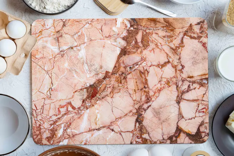 ゴールドアクセント付きの現代的なピンクの大理石ガラスカッティングボード
