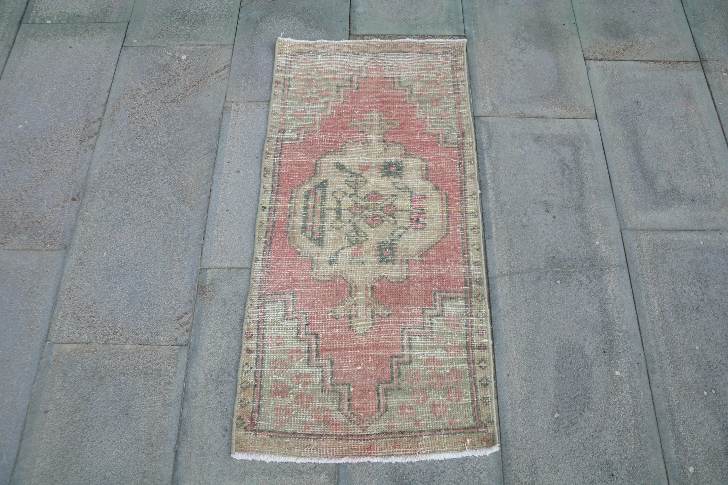Kleiner Vintage-Teppich 1,6 x 3,3 Fuß, türkischer Wollteppich mit rotem Blumenmuster - 1