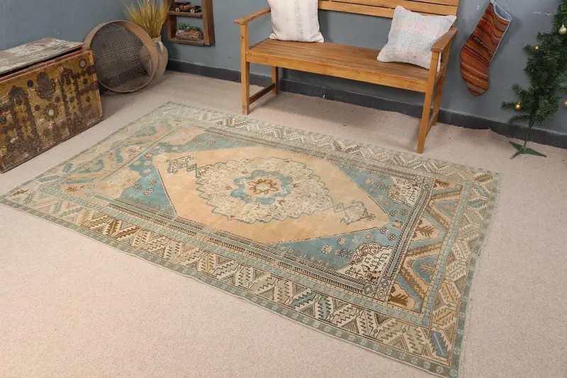 Leuchtender orangefarbener Teppich, 4,8 x 7,5 Fuß mit grünen Akzenten