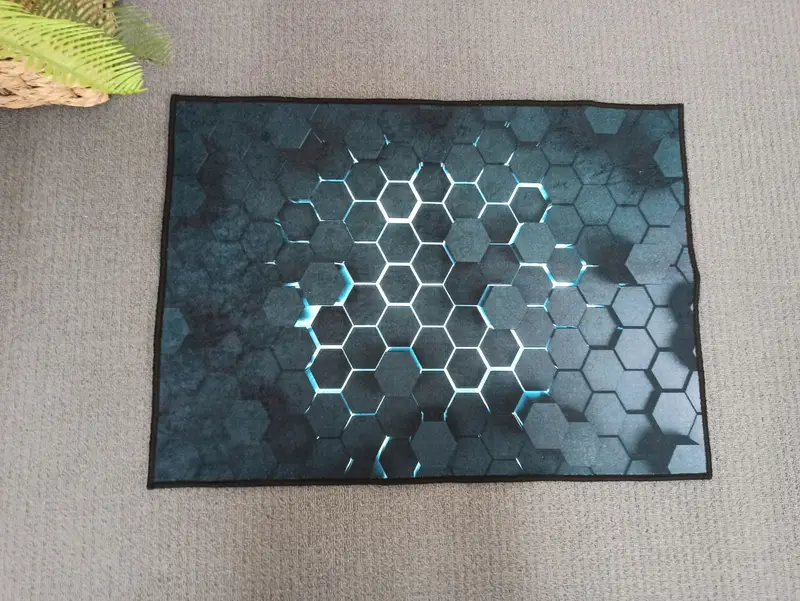 Zeitgenössischer geometrischer bedruckter Teppich: Modernes schwarzes Loft-Design