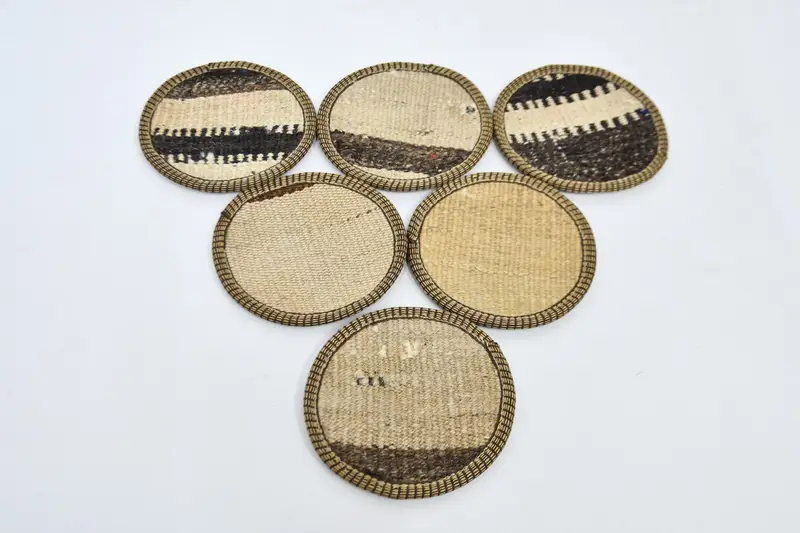 Elegante beige und braun gestreifte Untersetzer, hochwertiges Küchendekor