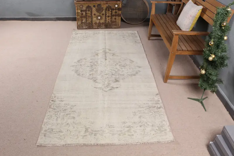 グレーのモロッコ風ラグ、3.8x7.8フィート、グリーンアクセント付き