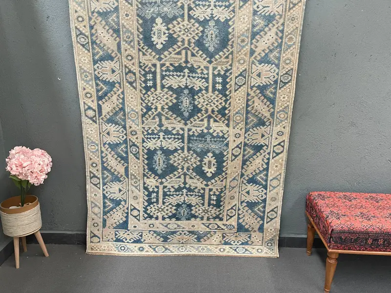 Türkischer Vintage-Teppich, Fläche 4,5 x 6,4 Fuß (136 x 195 cm), blau gestreifter Wollteppich - 1