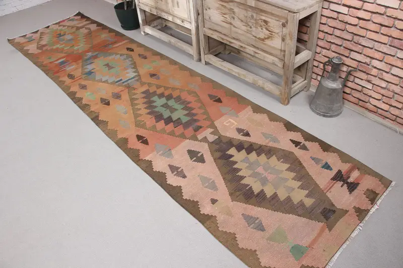 Türkischer Vintage-Läuferteppich, 2,7 x 11,1 Fuß (82 x 339 cm), brauner Kelim-Teppich mit Blumenmuster - 1