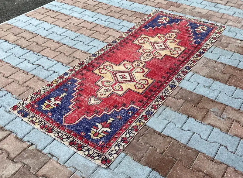 Kırmızı, Mavi Çiçekli ve Geometrik Halı, 3,3x7,7 ft