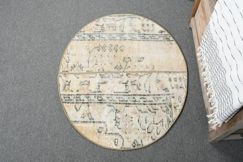 エレガントなベージュのオリエンタルラグ、2.5x2.9フィートブラウンアクセント