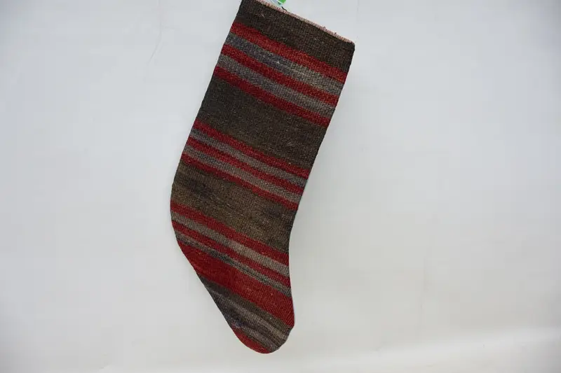 Brauner Weihnachtsstrumpf mit roten Ornamenten, festlicher Weihnachtsstrumpf