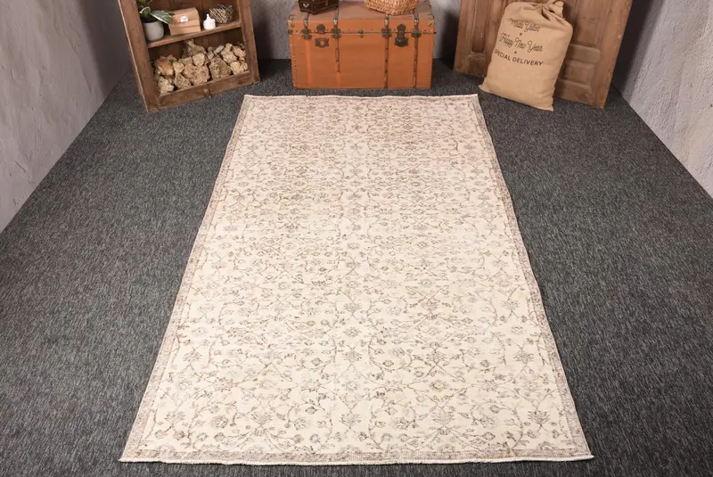 Alfombra vintage de 5,3x9,4 pies, alfombra turca grande, alfombra floral blanca - 1