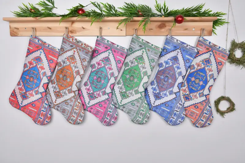 Şenlikli Yeşil ve Pembe Noel Çorabı, Tatil Süs Desenli Çorabı