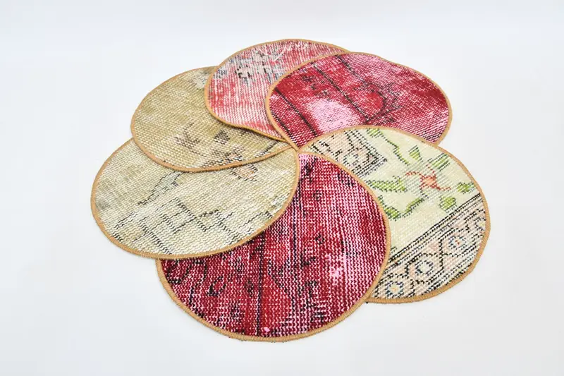 Elegantes manteles individuales rojos y beige, decoración de cocina premium