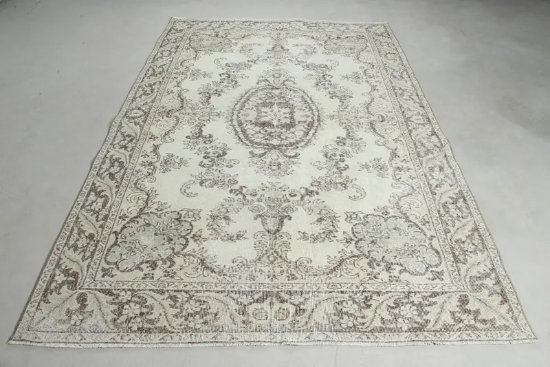 Alfombra vintage de 5,7x8,6 pies, alfombra grande turca, alfombra con bordes blancos - 1